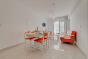 阿依纳帕Christos Napa Apartments的白色的用餐室配有桌椅