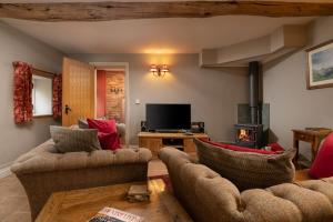 约克The Dovecote的客厅设有两张沙发和一个壁炉