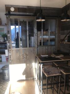 拉普德兹Studio montagnard vue splendide ALPE D HUEZ LES PASSEAUX的一间厨房,内设一个柜台和凳子
