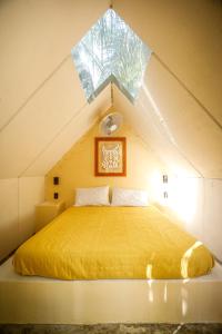 巴卡拉尔Totem Buenavista的阁楼卧室配有黄色的床