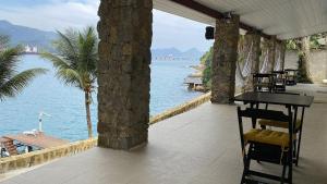 安格拉杜斯雷斯Vivalavida Serra&Mar的享有水景的餐厅