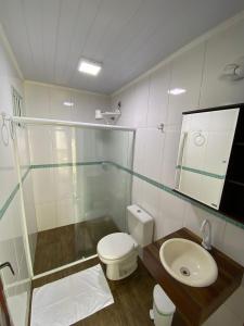 安格拉杜斯雷斯Vivalavida Serra&Mar的带淋浴、卫生间和盥洗盆的浴室
