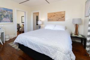 哈特福德The Wadsworth Suite A2的卧室配有一张带两个枕头的大白色床