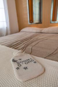 乌迪内套房酒店的两张床,带一个快乐的新年餐巾