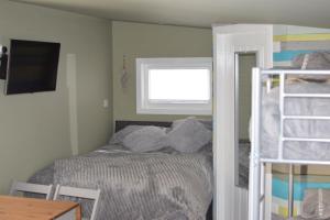 OccumsterThe Windy Roost的一间小卧室,配有床和窗户