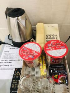 芹苴Huy Hoàng Motel - Cần Thơ的装满食物和咖啡壶的篮子