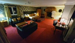 法弗舍姆Country Retreat at Judd's Folly的客厅配有沙发和一张位于房间的床