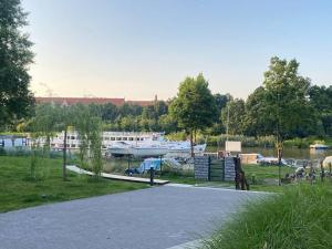 弗罗茨瓦夫Art Marina nad rzeką z bezpłatnym parkingiem的水上公园和码头