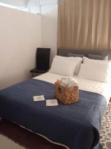 AglantziaAdorable Cozy Apartment的一张带蓝色毯子的床和一个篮子