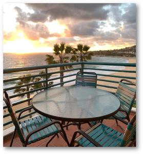 拉古纳海滩Laguna Surf的俯瞰大海的阳台配有桌椅