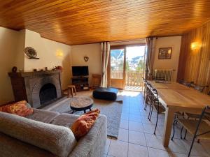 拉克吕萨Appartement La Clusaz, 4 pièces, 6 personnes - FR-1-459-99的客厅配有沙发和桌子