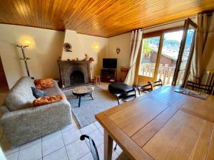 拉克吕萨Appartement La Clusaz, 4 pièces, 6 personnes - FR-1-459-99的客厅配有沙发和桌子