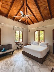 圣安德烈斯帕尔马斯精品酒店的一间卧室配有一张床和吊扇
