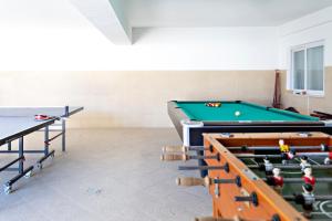 塔维拉Suite Bela Vista的一间带台球桌和乒乓球桌的房间