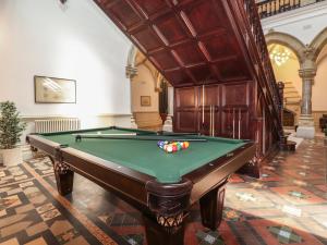 阿尔弗斯顿The Mabel Suite Stone Cross Mansion的天花板客房内的台球桌