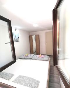 索科矿泉村Apartman Mata的带窗户的客房内的两张床