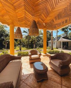 圣安德烈斯帕尔马斯精品酒店的一个带椅子的户外庭院和木制凉亭