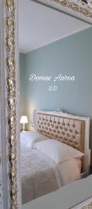 圣焦万尼泰亚蒂诺B&B Domus Aurea 20的卧室内的镜子反射着一张床