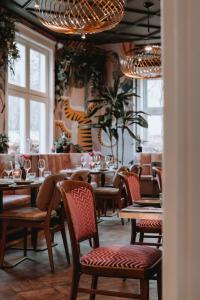 蒂尔堡Villa la Vida的用餐室设有桌椅和窗户。