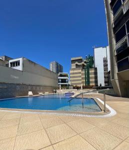 里约热内卢Rio Flat Leblon的城市中心的一个游泳池