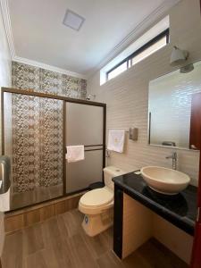 瓜亚基尔Hostal California Inn的一间带卫生间和水槽的浴室