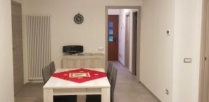 巴切诺Casa Milia的一间用餐室,配有一张桌子和红色餐巾