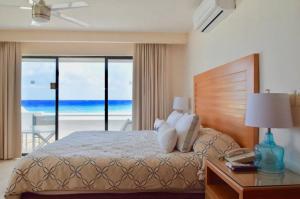 坎昆Ocean front Villa in Cancun Hotel Zone的一间卧室设有一张床,享有海景