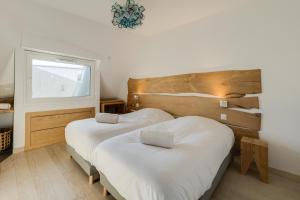 安锡LE SAPHIR的一间卧室设有两张床和窗户。