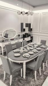吉达سيلينا هاوس的餐桌、椅子和厨房