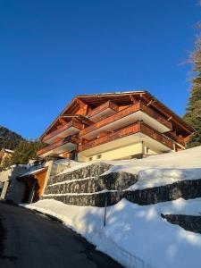 威拉尔-苏-罗伦Apartment with stunning view! Ski-in, ski-out的前面有雪的建筑