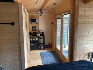 ArfordBeauslodge Authentic Log Cabin With Private Hot Tub的小木屋内带厨房的小房间