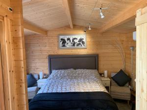 ArfordBeauslodge Authentic Log Cabin With Private Hot Tub的小木屋内一间卧室,配有一张床