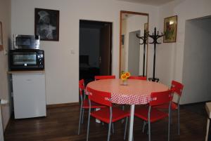 伊赫拉瓦Apartmán Štěpánka的餐桌、红色椅子和微波炉