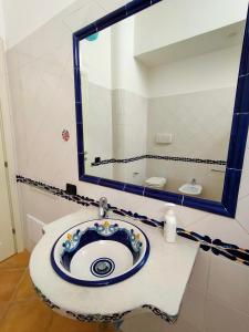 内比达Pan Di Zucchero的一间带水槽和镜子的浴室