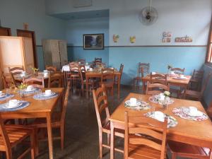 卡尚布Recanto Caminho das Águas的用餐室配有木桌和椅子