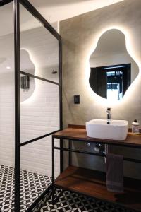 墨西哥城Hermoso y cómodo mini LOFT 3的一间带水槽和镜子的浴室