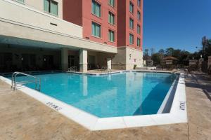 盖恩斯维尔Drury Inn & Suites Gainesville的大楼前的大型游泳池