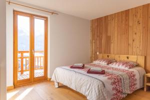 皮圣皮埃尔La Maison de Catherine的一间卧室设有一张床和一个大窗户