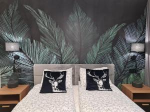 卡尔帕奇Rezydencja Green Hill - ekskluzywny dom w Karpaczu的一间卧室,配有一张带鹿头绘画的床
