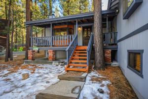 大熊湖Serenity Summit Cabin的房屋,有楼梯通往房子