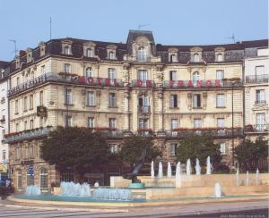 昂热法兰西酒店的一座大型建筑,前面有一个喷泉