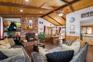 大熊湖Serenity Summit Cabin的带沙发和壁炉的客厅