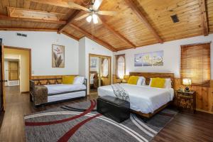 大熊湖Serenity Summit Cabin的一间卧室配有两张床和吊扇