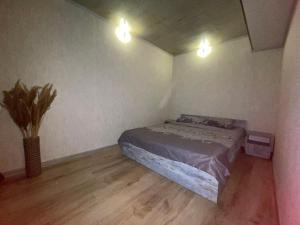 第比利斯Vato Home的卧室配有一张床,墙上有两盏灯
