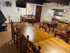 坎塔维耶哈Casa Sara的一间带木桌和椅子的用餐室
