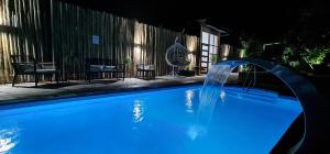 普孔Borde Luz Hotel Boutique的蓝色的游泳池,设有喷泉