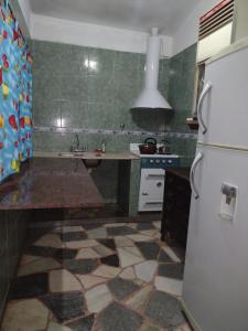 拉法尔达Chalet los Abuelos的厨房配有水槽和冰箱