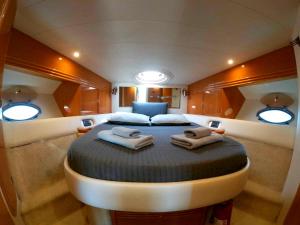 圣米格尔德阿沃纳Luxury Yacht Kamikara的船中心一张大床
