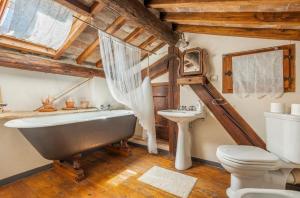 阿雷佐Villa San Filippo的带浴缸、卫生间和盥洗盆的浴室