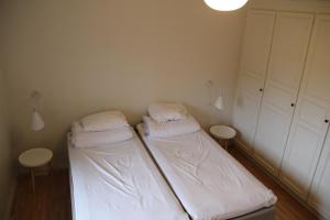 GunsjögårdenVilla Lägervik Vitsand的小房间设有两张床和两张桌子